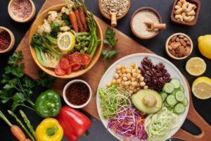 מגוון סוגי מזון בריאים(קטניות, אגוזים, ירקות, פירות)