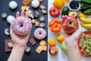 תמונה הממחישה מאכלים בריאים מצד ימין עם פירות וירקות ומאכלים לא בריאים מצד שמאל