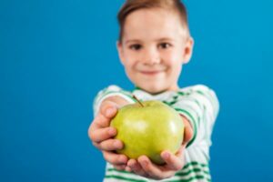 ילד מחזיק בתפוח