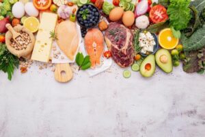 סוגי מזון בריאים כמו בשר רזה, דג, ירקות ופירות