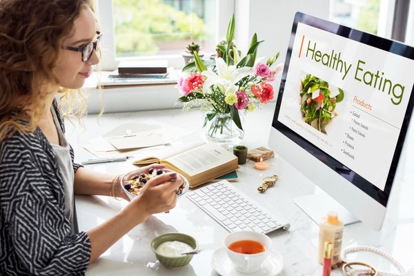 אישה מסתכלת על תוכנית דיאטה און ליין במחשב הנייד