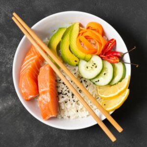 צלחת עם דג סלמון טרי, אורז וירקות כחלק מתפריט דיאטה יפנית