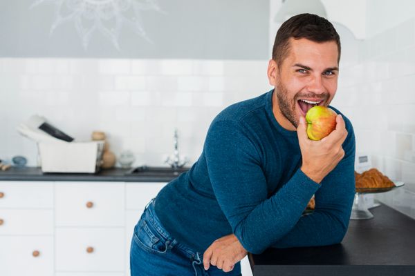 גבר נוגס בתפוח כחלק מדיאטת אבא חטוב