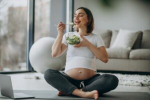 אישה בהריון אוכלת סלט