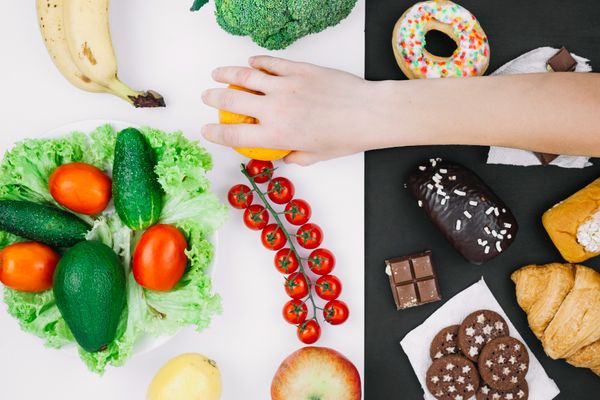 בצד שמאל מגוון של מאכלים בריאים הכוללים ירקות ופירות ובצד ימין מאכלים לא בריאים